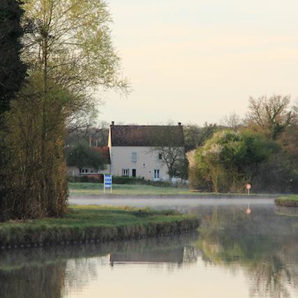 Gîte du Canal de Briare vu du canal