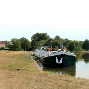 Halte pour cette péniche au port du Chaloy