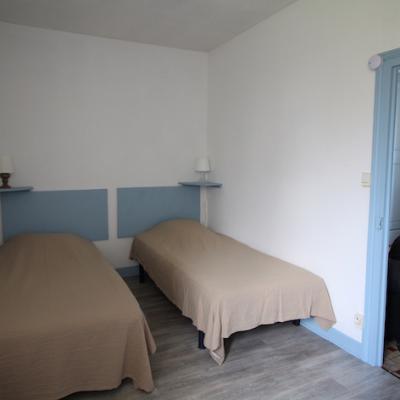 chambre avec deux lits de 90 cm