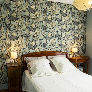 La chambre avec son lit de 140cm