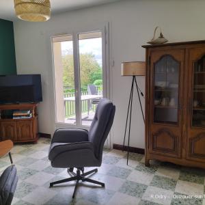 Le salon avec accès direct sur la grande terrasse.