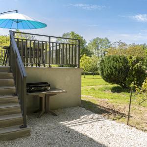La terrasse équipée d'un salon de jardin, de chaises longues, d'un coin pour la plancha.
