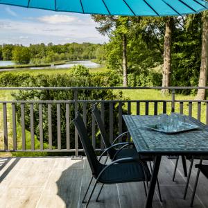 La grande terrasse avec sa vue exceptionnelle sur le canal et l'étang du Chaloy.